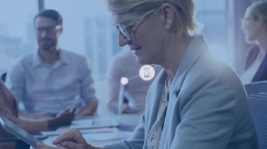 Ofiste dijital tablet kullanan Kafkas iş kadını üzerine bağlı simgelerin canlandırılması. Dijital bileşik, çoklu pozlama, iletişim, müzik ve teknoloji kavramı