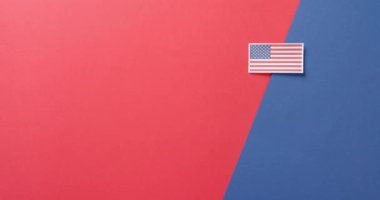 Amerika 'nın ulusal bayrağı kırmızı ve mavi arka planda duruyor ve fotokopi alanı var. Amerikan vatanseverliği, bağımsızlık günü ve ulusal bayraklar.