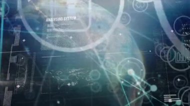 Bilgisayar dilinin animasyonu ve soyut arkaplan üzerindeki simgelerin üzerindeki bağlantılı noktalar. Dijital olarak üretilmiş, hologram, küreselleşme, iletişim, kodlama ve teknoloji kavramı.