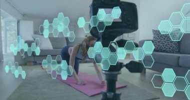 Beyaz kadın spor yaparken veri işleme animasyonu, fitness vlog kaydı. Küresel çevrimiçi vloglama, fitness, dijital arayüz ve bağlantılar konsepti dijital olarak oluşturuldu.