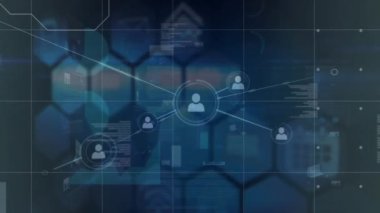 Arkaplanda altıgen desenine karşı bilgisayar dili üzerinde bağlı simgelerin canlandırılması. Dijital olarak üretilmiş, hologram, illüstrasyon, iletişim, kodlama, şekil ve teknoloji kavramı.