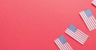 Amerika 'nın dört ulusal bayrağı kırmızı arka planda fotokopi aletiyle duruyor. Amerikan vatanseverliği, bağımsızlık günü ve ulusal bayraklar.