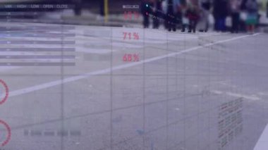 Şehir caddesinde yürüyen insanlarla ilgili finansal veri işleme animasyonu. Küresel iş, finans, hesaplama ve veri işleme kavramı dijital olarak oluşturulmuş video.