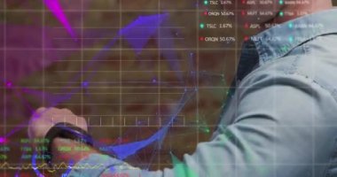 Birbirine bağlı noktaların, grafiklerin, erkeklerin zamanı kontrol etmesi ve akıllı telefon kullanmasının animasyonu. Dijital bileşik, çoklu pozlama, borsa, rapor, iş, içecek ve teknoloji.