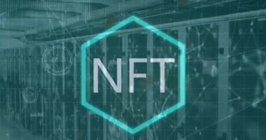 Sunucu odası ve küresi üzerinde Nft metin ve veri işleme animasyonu. Küresel iş ve dijital arayüz kavramı dijital olarak oluşturulmuş video.