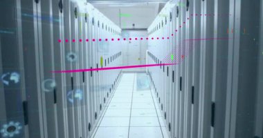 Sunucu odasındaki veri işleme ve kürelerin animasyonu. Küresel iş ve dijital arayüz kavramı dijital olarak oluşturulmuş video.