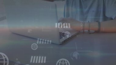 Laptop kullanan beyaz bir çocuğun veri işleme animasyonu. Küresel çevrimiçi kimlik, iş, hesaplama, veri işleme ve bağlantılar konsepti dijital olarak oluşturuldu.