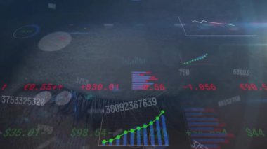 Sayıların animasyonu, veri işleme, beyaz kadın gözü üzerinde. Küresel hesaplama, veri işleme ve bağlantılar konsepti dijital olarak oluşturulmuş video.