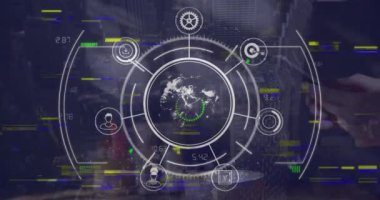 Dijital simgelerin ve insanların orta bölümündeki yerkürenin animasyonları şehir manzarasına karşı akıllı telefon kullanıyor. Küresel ağ ve iş teknolojisi kavramı