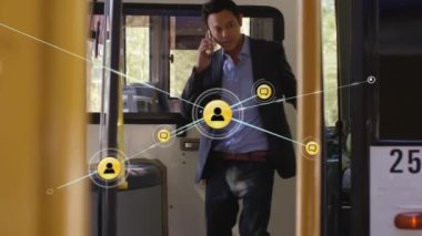 Asyalı iş adamının akıllı telefondan konuşmasının ardından simgelerle bağlantı ağının animasyonu. Dijital olarak oluşturulmuş küresel bağlantılar, teknoloji ve dijital arayüz kavramı.