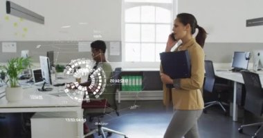 Ofiste akıllı telefondan konuşan çift ırklı iş kadınının veri işleme ve küresinin animasyonu. Küresel iş ve dijital arayüz kavramı dijital olarak oluşturulmuş video.