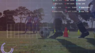 Çeşitli futbolcuların topa vurmasıyla ilgili finansal veri işleme animasyonu. Küresel spor, finans ve dijital arayüz kavramı dijital olarak oluşturulmuş video.