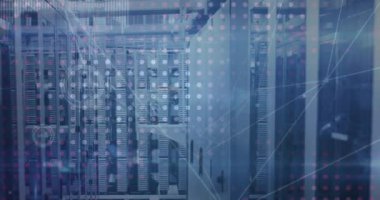 Noktalar ve sunucu odasındaki veri işleme animasyonları. Küresel iş ve dijital arayüz kavramı dijital olarak oluşturulmuş video.