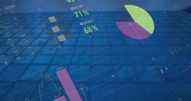 Cam binanın düşük açılı görüntüsü üzerinde çok renkli bilgi arayüzü animasyonu. Dijital bileşik, çoklu pozlama, küresel, rapor, iş, mimari ve teknoloji kavramı.
