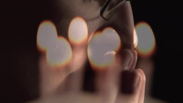 复合视频燃烧蜡烛反对关闭一个高加索女人的祷告 祈祷和宗教概念 — 图库视频影像