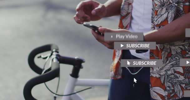 浮遊通知のアニメーション 携帯電話を使用して自転車でアフリカ系アメリカ人の男性の中央部 デジタル複合体 複数の露出 ソーシャルメディア プッシュボタンと技術 — ストック動画