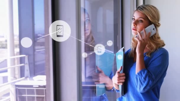 스마트폰을 이야기하는 카시안 사업가에 아이콘 네트워크 애니메이션 글로벌 디지털 인터페이스 — 비디오