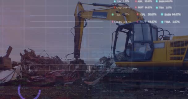 在垃圾场操作的液压车辆上对股票市场数据进行动画处理 全球经济和商业技术概念 — 图库视频影像