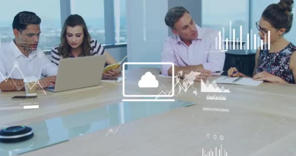 オフィスで働く多様なビジネスの人々に対する財務データ処理のアニメーション グローバルビジネス コンピューティング データ処理の概念デジタル生成ビデオ — ストック動画