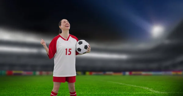 スタジアム上の白人女性サッカー選手のイメージ グローバルスポーツ 愛国心とデジタルインターフェイスの概念デジタル生成されたイメージ — ストック写真