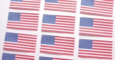 Beyaz arka planda ABD 'nin birden fazla ulusal bayrağı var. Amerikan vatanseverliği, bağımsızlık günü ve ulusal bayraklar.