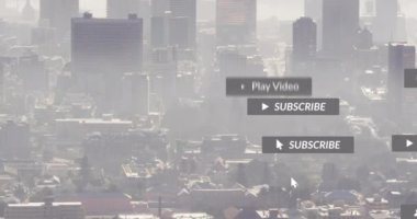 Şehir manzarası üzerinden sosyal medya simgelerinin ve metinlerin canlandırılması. Küresel sosyal medya, işletme, finans, hesaplama, veri işleme ve dijital olarak oluşturulmuş video konsepti.