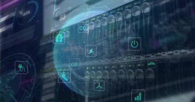 Simgelerin animasyonu, bilgisayar dili, dünya çapında birbirine bağlı hatlar sunucu raflarının arka paneline karşı. Dijital bileşik, çoklu pozlama, küreselleşme, iletişim, teknoloji ve ağ sunucusu.