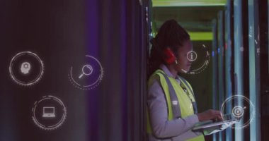 Bilgisayar sunucuları tarafından Afrika kökenli Amerikalı kadın üzerinde veri işleme animasyonu. Küresel iş, bilgisayar, veri işleme ve bağlantılar konsepti dijital olarak oluşturulmuş video.