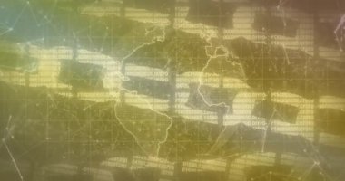 Bilgisayar veri işleme animasyonu dünya ve zincirlerin üzerinde. Küresel iş, finans, hesaplama ve veri işleme kavramı dijital olarak oluşturulmuş video.