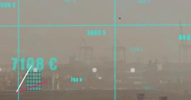 Şehir manzarası üzerinde finansal veri işleme animasyonu. Küresel iş, finans, hesaplama, veri işleme ve bağlantılar konsepti dijital olarak oluşturulmuş video.