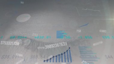 Kafkas kadın gözü üzerinden veri işleme animasyonu. Küresel çevrimiçi kimlik, iş, hesaplama, veri işleme ve bağlantılar konsepti dijital olarak oluşturuldu.