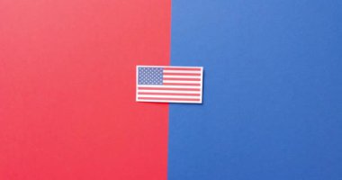 Amerika 'nın ulusal bayrağı kırmızı ve mavi arka planda duruyor ve fotokopi alanı var. Amerikan vatanseverliği, bağımsızlık günü ve ulusal bayraklar.