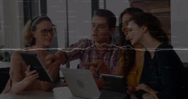 Tablet üzerinde raporları tartışan çeşitli iş arkadaşları üzerinde değişen sayılarla grafiklerin animasyonu. Dijital bileşik, çoklu pozlama, planlama, rapor, iş dünyası, takım çalışması ve teknoloji kavramı.