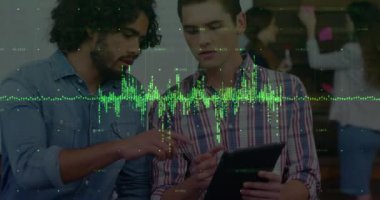 Grafiklerin animasyonu, dijital tablet hakkındaki raporları tartışan çeşitli iş arkadaşları üzerinden numaraların değiştirilmesi. Dijital bileşik, çoklu pozlama, ofis, iş, büyüme, takım çalışması ve teknoloji kavramı.