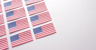 Amerika 'nın birden fazla ulusal bayrağı beyaz arka planda fotokopi alanı ile yatmaktadır. Amerikan vatanseverliği, bağımsızlık günü ve ulusal bayraklar.