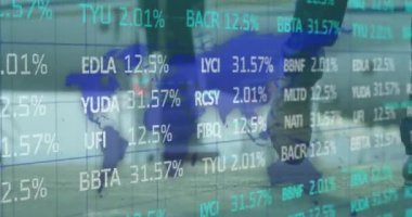 Dünya haritası ve uçak üzerinde finansal veri işleme animasyonu. Küresel iş, finans, hesaplama ve veri işleme kavramı dijital olarak oluşturulmuş video.