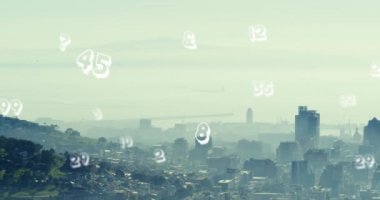 Arka plandaki modern şehir manzarasının sisli havadan görünüşü üzerindeki numaraların animasyonu. Dijital olarak üretilen hologram, rakamlar, mimari, binalar, soyut ve teknoloji kavramı.