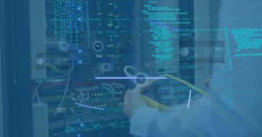 Kafkas erkek mühendis ve bilgisayar sunucusu üzerinden veri işleme animasyonu. Küresel iş, bilgisayar, veri işleme ve bağlantılar konsepti dijital olarak oluşturulmuş video.