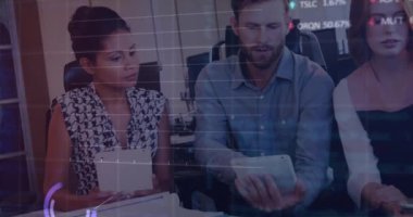 Grafiklerin animasyonu, çeşitli iş arkadaşlarının iş yerlerindeki tabletlerle ilgili raporları tartışması. Dijital bileşik, çoklu pozlama, borsa, iş dünyası, takım çalışması ve teknoloji kavramı.