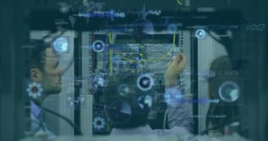 Çeşitli mühendisler ve bilgisayar sunucuları üzerinde veri işleme animasyonu. Küresel iş, bilgisayar, veri işleme ve bağlantılar konsepti dijital olarak oluşturulmuş video.