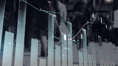 Şehir caddesinde yürüyen insanlarla ilgili finansal veri işleme animasyonu. Küresel iş, finans, hesaplama ve veri işleme kavramı dijital olarak oluşturulmuş video.