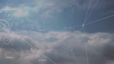 Veri işleme ve bulutlar üzerindeki bağlantı ağının animasyonu. Küresel iş ve dijital arayüz kavramı dijital olarak oluşturulmuş video.