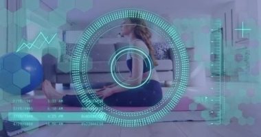 Beyazlı bir kadının laptopunu kullanarak egzersiz yapması üzerine veri işleme animasyonu. Küresel çevrimiçi vloglama, fitness, dijital arayüz ve bağlantılar konsepti dijital olarak oluşturuldu.