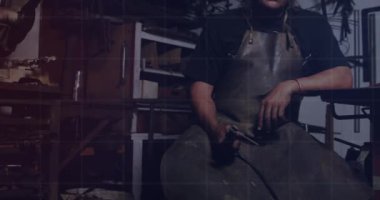 Atölyedeki beyaz erkek işçiyle ilgili istatistiksel veri işleme animasyonu. Restorasyon ve onarım hizmeti kavramı