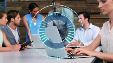 Dizüstü bilgisayar kullanarak çeşitli iş adamlarını tarayan bir animasyon. Küresel iş, finans, hesaplama ve veri işleme kavramı dijital olarak oluşturulmuş video.