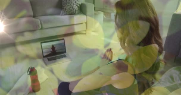 Animacja Przetwarzania Danych Nad Białą Kobietą Ćwiczącą Przy Użyciu Laptopa — Wideo stockowe