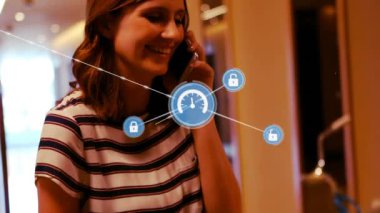 Akıllı telefondan konuşan beyaz kadın üzerindeki ikonlarla olan bağlantıların animasyonu. Dijital olarak oluşturulmuş küresel bağlantılar, teknoloji ve dijital arayüz kavramı.