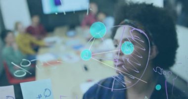 Ofiste çalışan çeşitli iş adamlarının veri işleme ağı animasyonu. Küresel iş, finans, hesaplama ve veri işleme kavramı dijital olarak oluşturulmuş video.