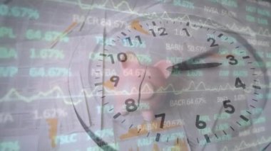 Piggy Bank 'ın masaya düşüp iki parçaya ayrılmasına karşı saat animasyonu. Dijital bileşik, çoklu pozlama, borsa, muhasebe, finans ve teknoloji.