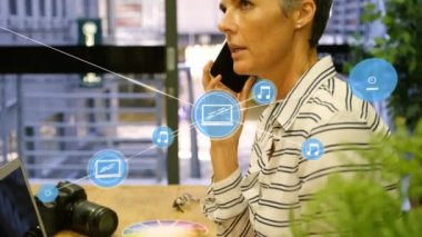 Kafkasyalı iş kadınının akıllı telefondan konuştuğu ikonlarla olan bağlantıların animasyonu. Dijital olarak oluşturulmuş küresel bağlantılar, teknoloji ve dijital arayüz kavramı.